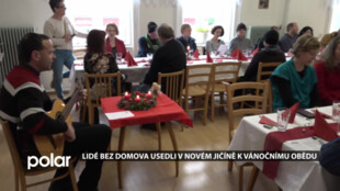 Lidé bez domova usedli v Novém Jičíně k vánočnímu obědu