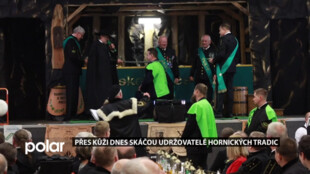 Přes kůži dnes skáčou udržovatelé hornických tradic