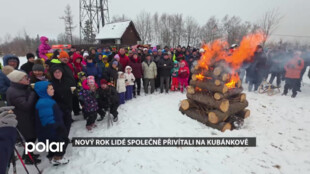 Nový rok lidé společně přivítali výšlapem a zapálením vatry na Kubánkově