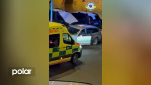 Bezohledný řidič zdržel sanitku mířící k pacientovi, záchranáři upozornili na jeho skandální chování