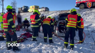 Dvanáctiletý chlapec zavolal o pomoc po nehodě auta, které dostalo smyk a převrátilo se na střechu