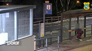 Vzal zapomenutý mobil. Byl zadržen strážníky dříve, než odjel