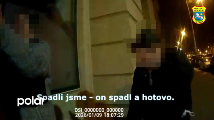 Seniorovi se zlomilo chodítko. Domů se dostal díky strážníkům