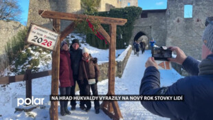 Hrad Hukvaldy se vůbec poprvé otevřel na Nový rok. Novoroční výstup si nenechaly ujít stovky lidí