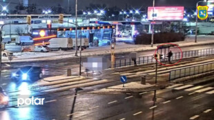 Kopal do skla na zastávce v Ostravě-Třebovicích. Nakonec strávil noc na záchytce