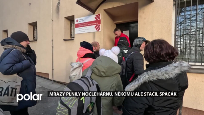 Mrazy plnily noclehárnu, někomu ale stačil spacák a deka venku