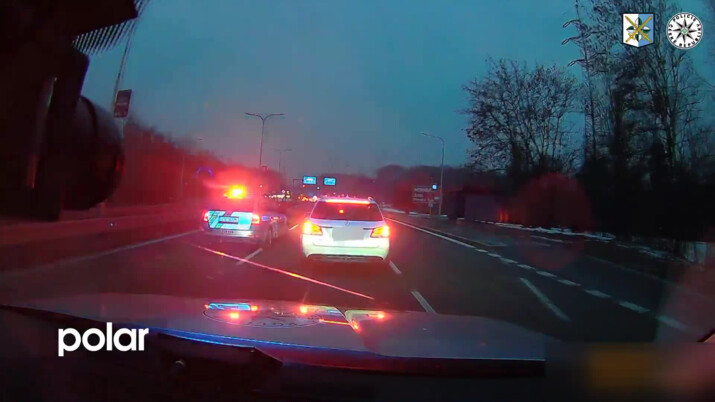 Ostravští policisté pronásledovali kradené auto. Dopadli muže bez řidičáku za necelých deset minut