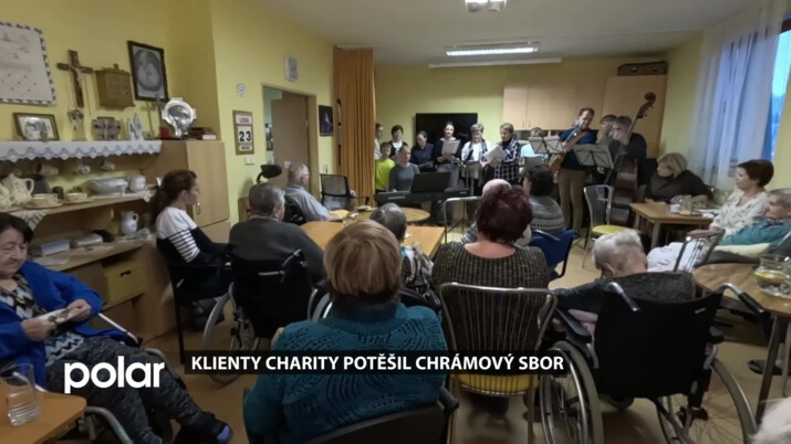 BEZ KOMENTÁŘE: Klienty studénecké Charity potěšil chrámový sbor