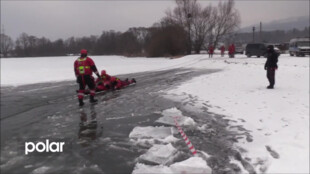 Moravskoslezští policisté trénovali rychlou záchranu osob z probořeného ledu