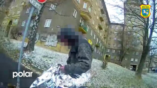 Bez kalhot v mrazu. Strážníci v Porubě zachraňovali muže bez domova