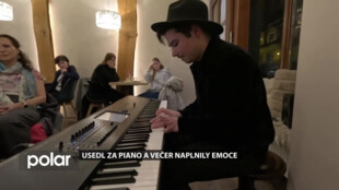 Usedl za piano a večer naplnily emoce