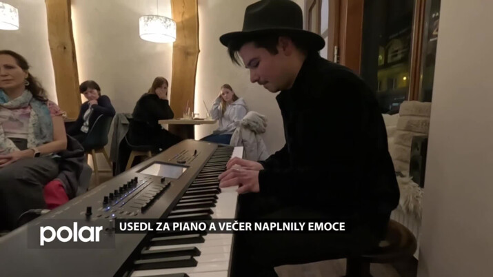 Usedl za piano a večer naplnily emoce