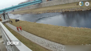 Policista skočil do ledové Ostravice pro tonoucího mladíka