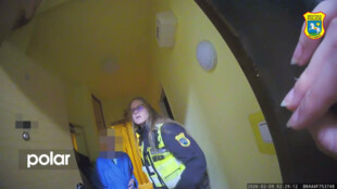 O půl třetí ráno ji neznámé osoby klepaly na dveře. Strážníky přivolala pomocí Senior linky