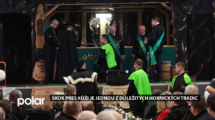 Skok přes kůži je jednou z důležitých hornických tradic