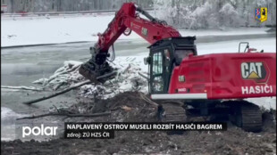 Ostrov povodňového odpadu na Těrlické přehradě museli bagrem zlikvidovat hasiči