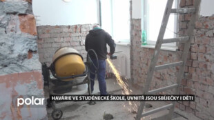 Havárie kanalizačního potrubí ve studénecké škole, uvnitř jsou sbíječky i děti