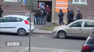 Policisté kvůli nebezpečnému muži uzavřeli ulici v centru Havířova, jednoho policistu postřelil, pak se zabil