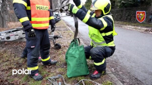 Auto samo sjelo ze svahu. Hasiči museli povolat vyprošťovací vozidlo
