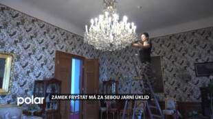 Jarní úklid na zámku Fryštát činí leštění lustrů, praní záclon i vysávání potahů