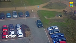 Na parkovišti u Novinářské poškrábal auto kamenem. Kamerový systém odhalil vandala