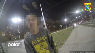 Vulgárně pokřikoval na tramvajové zastávce. Agresivní muž nakonec skončil na záchytce