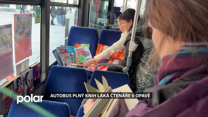 V Opavě uspořádali netradiční burzu knih v autobuse. Knihám dává druhý život