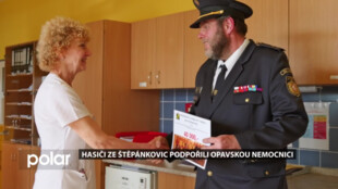 Hasiči ze Štěpánkovic podpořili novorozenecké oddělení opavské nemocnice. Darovali mu 40 tisíc korun