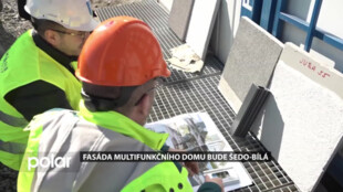 Stavba multifunkčního domu zrychlila. Fasáda bude mít šedo bílou barvu
