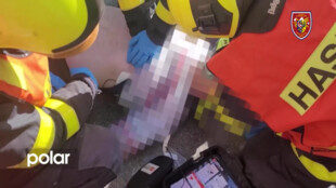 Řidič zkolaboval za volantem a narazil do autobusu. Zachránili ho svědci a hasiči