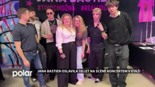 Energická show i ohlédnutí za kariérou. Zpěvačka Jana Bastien oslavila 10 let na scéně koncertem v klubu Etáž