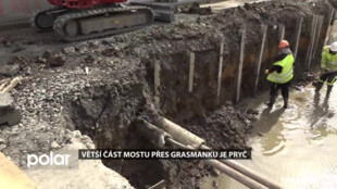 Větší část mostu přes Grasmanku je pryč