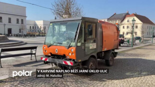 Karviná postupně čistí ulice po zimě, práce komplikují nepřeparkovaná auta