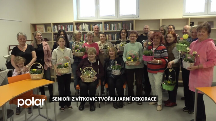 Vítkovičtí senioři tvořili velikonoční květinové košíky