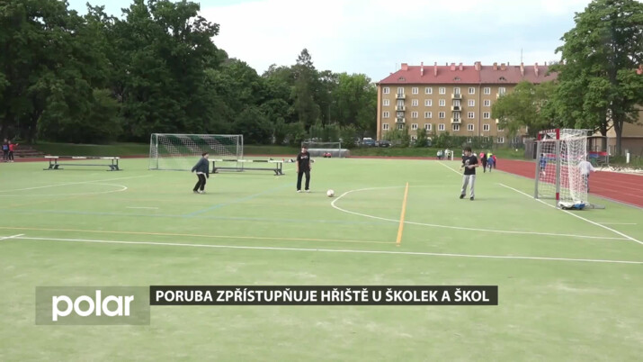 Poruba zpřístupňuje hřiště u školek a škol. Otevřena budou do podzimu