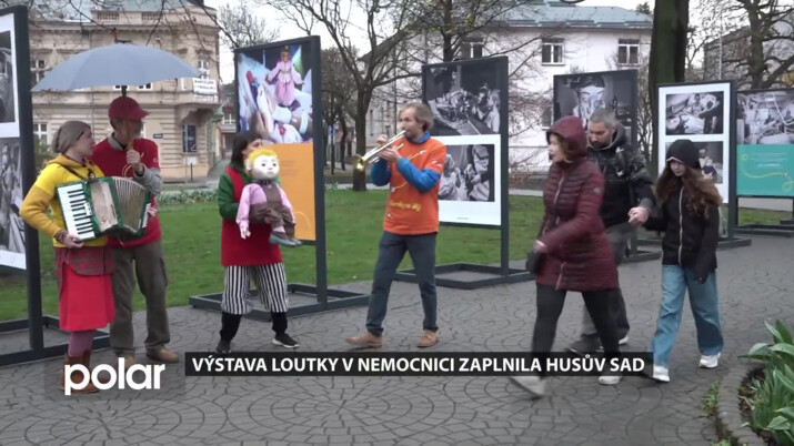 Výstava fotografií Loutky v nemocnici zaplnila Husův sad v Ostravě