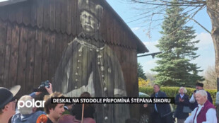 Deskal na stodole připomíná jablunkovského starostu a filantropa Štěpána Sikoru