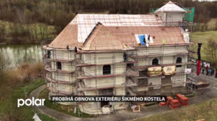 Šikmý kostel v Karviné mění tvář. Obnova exteriéru je v plném proudu