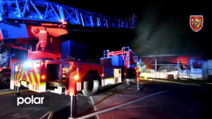 K požáru skladu a pekárny v Horní Suché se zraněnými spěchali hasiči i záchranky