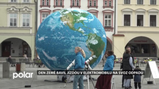 Den Země bavil jízdou v elektromobilu na svoz odpadu