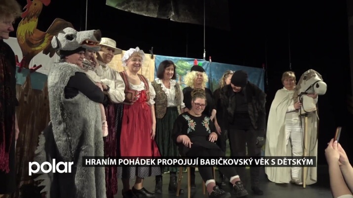 Hraním pohádek propojují babičkovský věk s dětským
