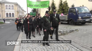 Skok přes kůži v Bruntále, pořádaný ostravskou Hornicko-geologickou fakultou připomněl dávnou hornickou tradici