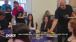 Jako poděkování za servis pro vlády ČR a SR servírovali hejtman a jeho náměstci studentům burgery