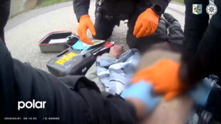 Boj o vteřiny v centru Ostravy. Policisté a svědek zachránili seniora, který zkolaboval přímo na ulici