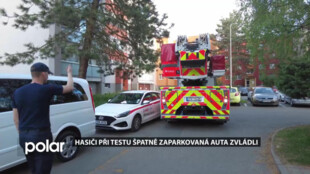 Hasiči při testu v Novém Jičíně špatně zaparkovaná auta zvládli