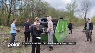 Studenti uklidili okolí Heřmanického rybníku, nasbírali celý kontejner starých pneumatik