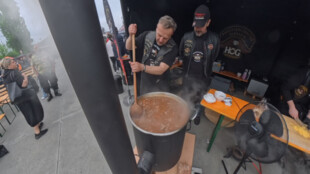 Harlejácký gulášfest nabídl rekordních 30 gulášů. Motorkáři ale myslí i na charitu