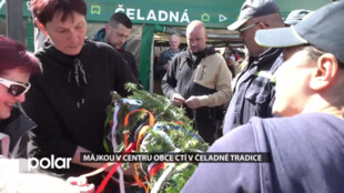 Májkou v centru obce ctí v Čeladné tradice