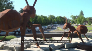 Karvinou zdobí dvě nové ocelové sochy mravenců
