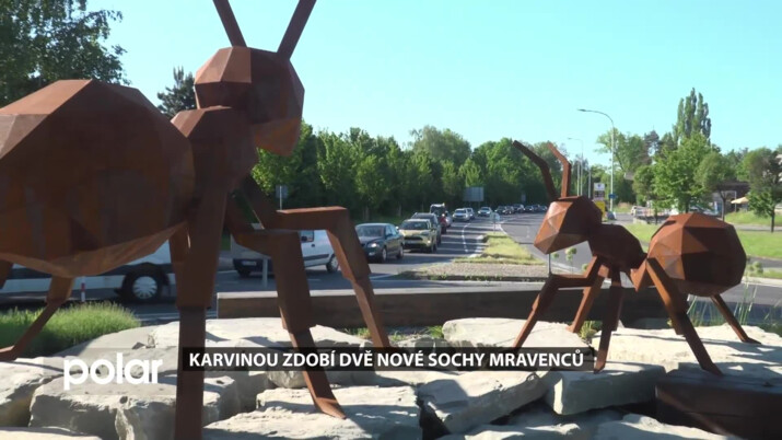 Karvinou zdobí dvě nové ocelové sochy mravenců